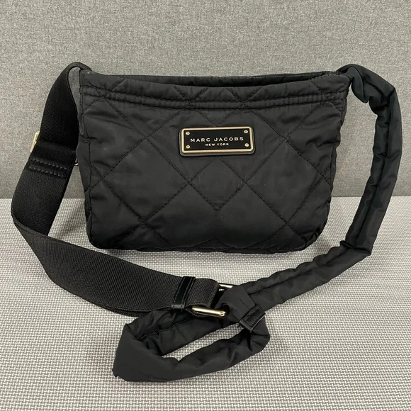 Marc Jacobs quilted purse. Crossbody, w/adjustable strap, internal pocket. Black - Picture 2 of 12